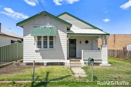 RENOVATED THREE BEDROOM HOME, MINUTES AWAY FROM BELMONT CITY CENTRE - Photo 4