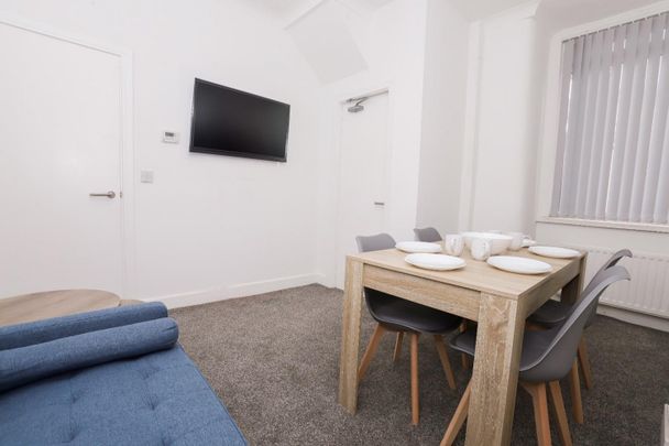 4 bedroom House To Let Total Size: 1077 SQ FT - Photo 1