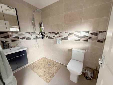 3 bedroom semi-detached house to rent - Photo 4