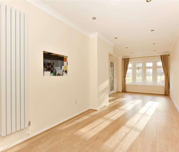 A beautifully presented three bedroom mid-terrace home close to Spinfield School. - Photo 2