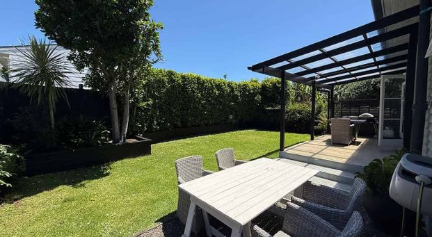 Sun-Drenched Bungalow - Charm, Comfort & Location! - Photo 1