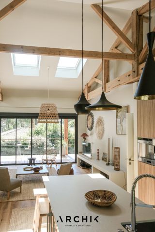 Architecture contemporaine bardée de bois, cette maison de 160 m2, sur un terrain de 645 m2, est idéalement située dans un quartier prisé du Pyla. - Photo 4