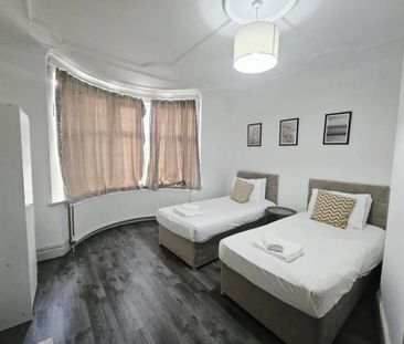 3 bedroom semi-detached house to rent - Photo 4