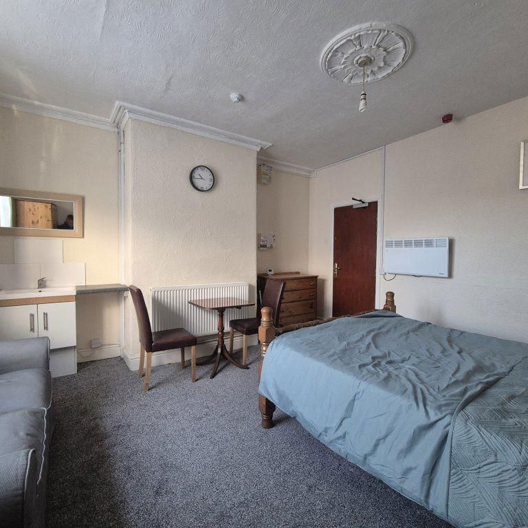 Studio to rent - Photo 1