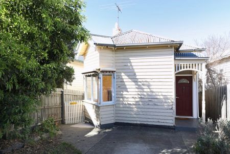 32 Ngarveno Street, Moonee Ponds VIC 3039 - Photo 2