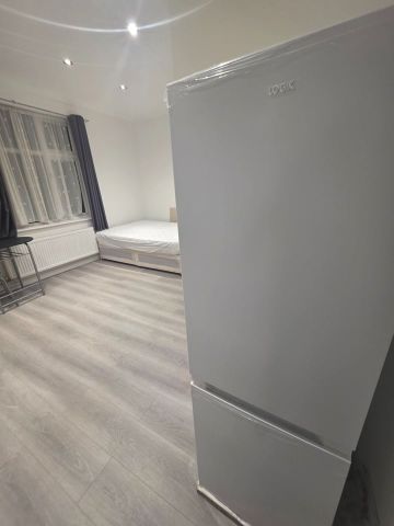 Studio Flat, Ashurst Drive, IG6 - Photo 3