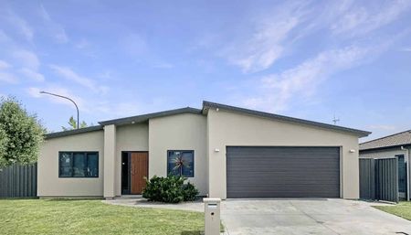 4 BEDROOM - FRIMLEY - Photo 4