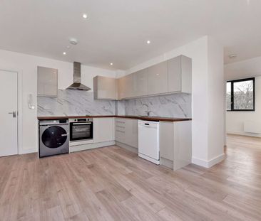 A modern second floor apartment located in the centre of High Wycombe. - Photo 4