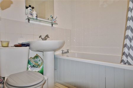 Bluebell Rise, Lightwater, Surrey, GU18 5YN - Photo 3