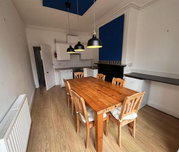 3 bedroom flat to rent - Photo 3