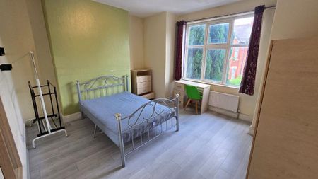 6 bedroom detached house to rent - Photo 4