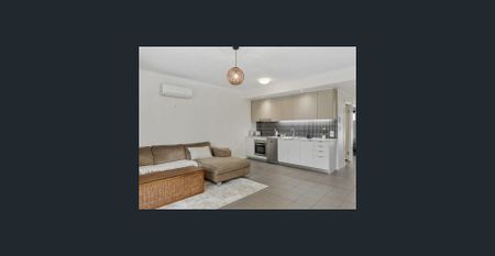 Location Location Location - Large 1 Bedroom Apartment - Photo 2