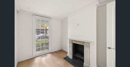 Spacious family home by Michael Suttor in prestigious setting - Photo 5