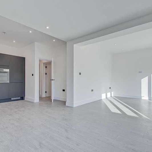 Holders Hill Road, London, NW7 - Photo 1