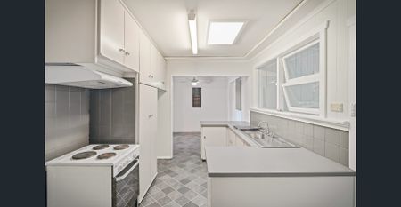 Spacious four- bedroom family home in Cambridge Park - Photo 3