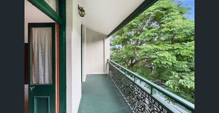 Charming Three-Bedroom Terrace with Parking and Courtyard - Photo 5