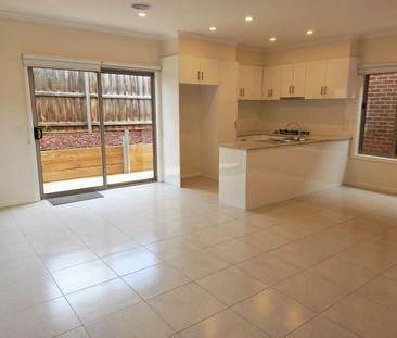 BEAUTIFULLY PRESENTED MODERN TOWN HOUSE IN QUIET LOCATION - Photo 4