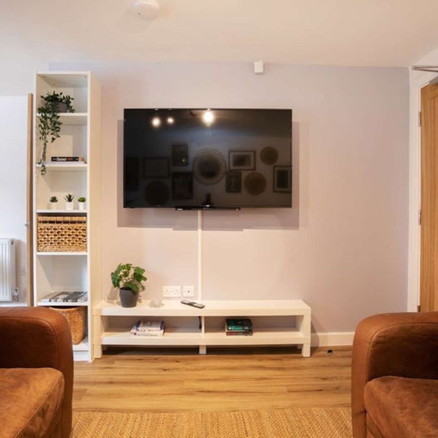 6 Bed Student House, Available for 24/25 Academic Year! Room 4 - Photo 1