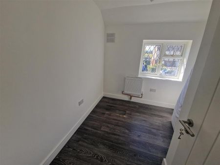 4 bedroom end of terrace house to rent - Photo 2
