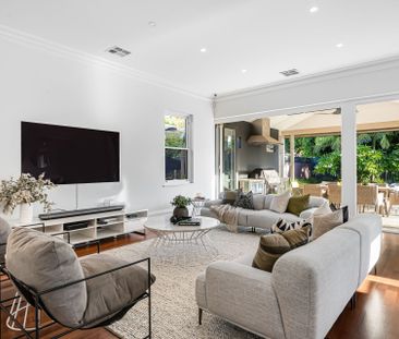Executive living in a vibrant location - Photo 2