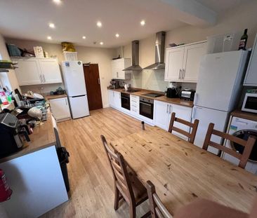 8 bedroom end of terrace house to rent - Photo 2