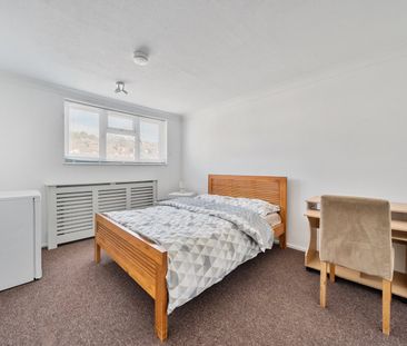 Terraced House to rent - Henry Street, Chatham, ME4 - Photo 5