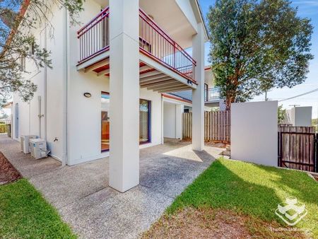 Part furnished 3 bedroom spacious townhouse for rent in sought after Corinda - Photo 3