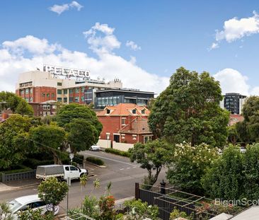 COMFORT & CONVENIENCE IN TRENDY RICHMOND LOCALE - Photo 5