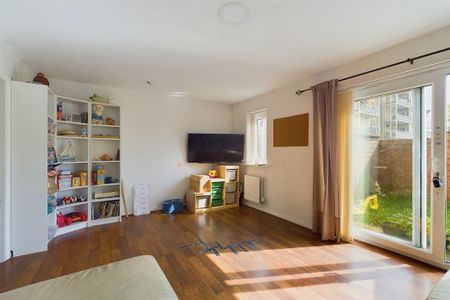 3 bedroom end of terrace house to rent - Photo 2