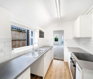 2 bedroom end of terrace house to rent - Photo 5