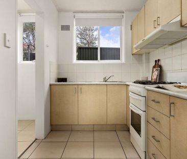 Beautifully Updated Apartment in a Quiet Boutique Block - Photo 4