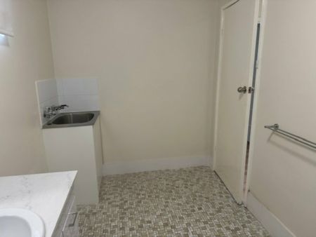 Conveniently Located Refurbished Unit – Walk to Train, Shops & More ! - Photo 3