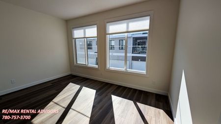 GREAT 2 BED, 2.5 BATH, 2 STOREY TOWNHOUSE W/AN ATTACHED SINGLE GARAGE IN THE COMMUNITY OF SETON - Photo 4