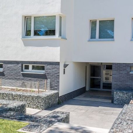 Offener Wohn- und Kochbereich – Stilvolle Wohnung mit Loggia und Grünblick - Photo 1