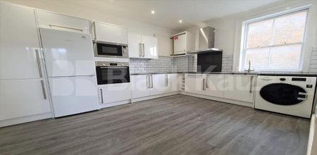 3 Bedroom, 1 bath, 1 reception Flat - Photo 4