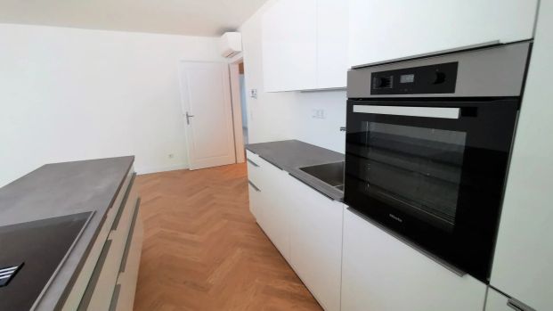 Moderne 4 Zimmer-DG-Wohnung mit hofseitigem Balkon - Photo 1