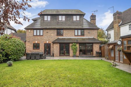 Detached House to rent with 7 bedrooms, Heathcote, Tadworth Park - Photo 2