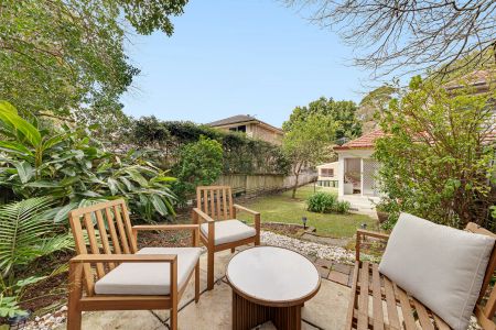 Spacious 3-Bedroom Family Home in Ultra-Convenient Location - Photo 2