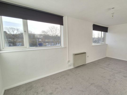 Flat to rent on - Photo 1