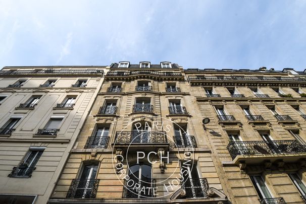 Rue Mathurin Régnier, - Photo 1