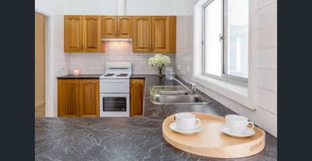 3 bedroom 2 sunroom 1.5 bathroom On and Offstreet Carparking INCLUDES LAWN MAINT. - Photo 4