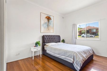 Conveniently Located - Photo 2