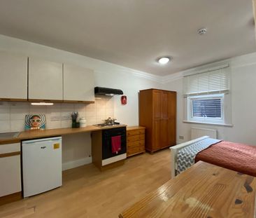 Studio Flat, King's Cross Road, WC1X - Photo 5