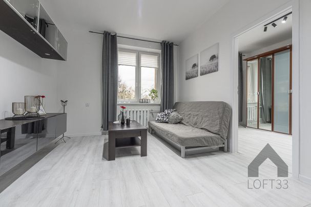 Przestronne i wyposażone dwupokojowe mieszkanie w centrum Jaworzna do wynajęcia | Spacer 3D - Zdjęcie 1