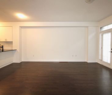 For Lease - 3 Terrain Court, East Gwillimbury, Ontario - Photo 2