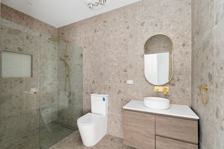 Near New 4 Bedroom Townhouse - Photo 4