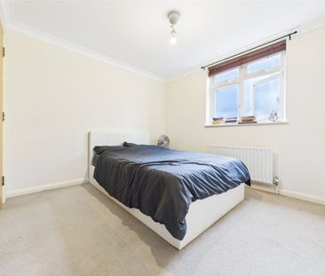 Hanworth Road, Hampton, TW12 - Photo 1