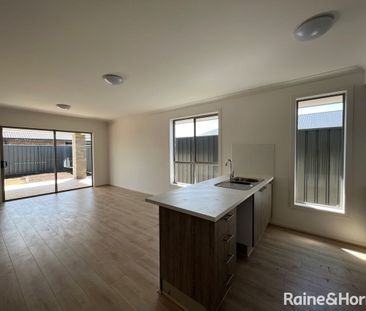 Beautiful 3 bedroom home with 2 living areas - Photo 5