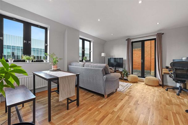 A well presented one bedroom apartment with a roof terrace in an absolutely superb location between Smithfield and Barbican. - Photo 1