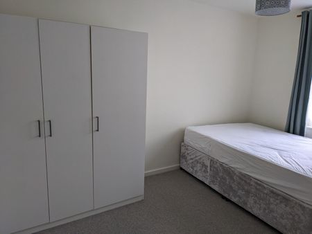 1 Bed Flat, Powis Square, W11 - Photo 3